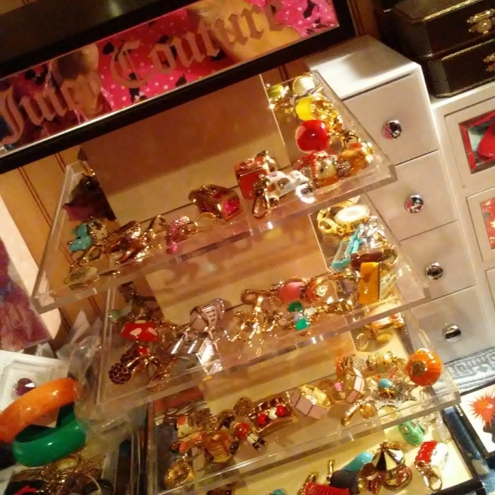 JUICY COUTURE DISPLAYS AND CHARMS